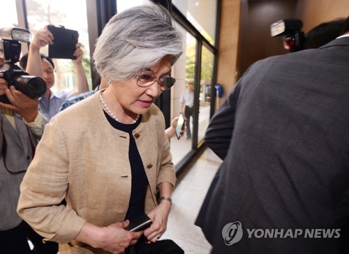 임시 사무실 출근하는 강경화 후보자