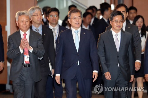문 대통령, AIIB 연차총회 입장
