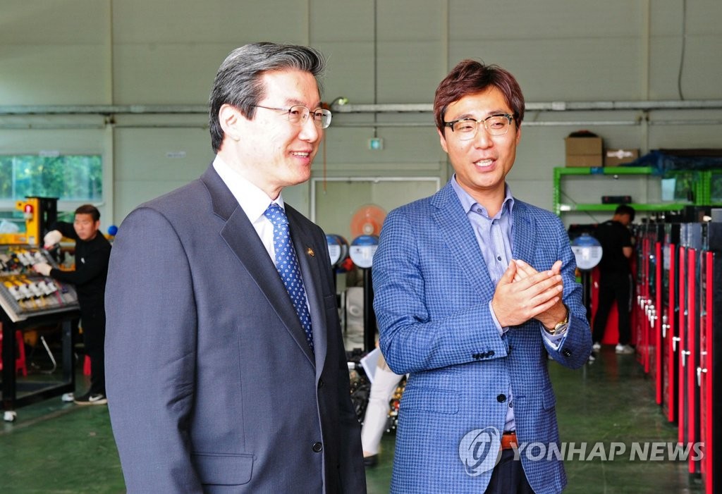 현장 둘러보는 주영섭 청장-이형준 부사장