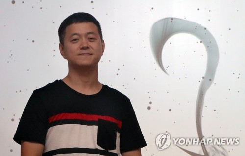 작품 앞에 선 미디어아트 작가 문준용