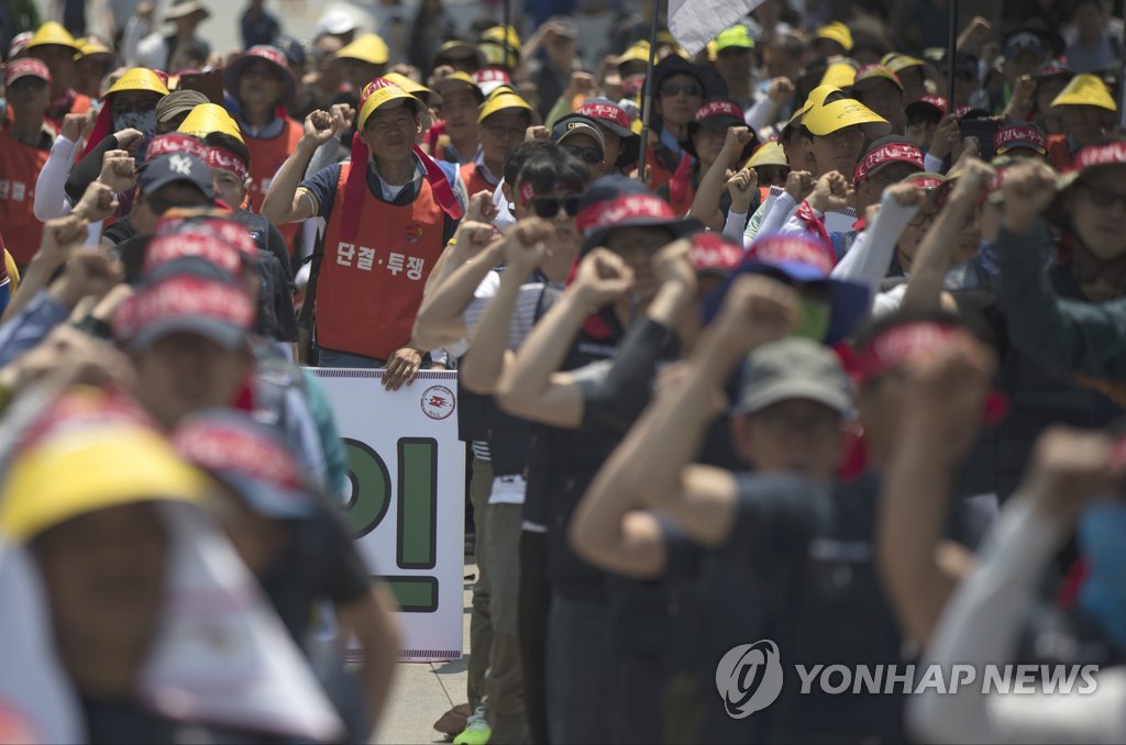 (서울=연합뉴스) 윤동진 기자 = 18일 오후 서울 세종로 소공원에서 열린 전국집배원노조 등 전국우정노동자 총력 결의대회에서 참가자들이 집배인력 충원 및 우정사업본부 및 미래부 등의 처벌을 촉구하는 구호를 외치고 있다. 2017.6.18
mon@yna.co.kr