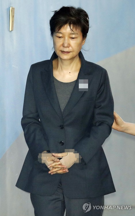 법정 향하는 박근혜, 헝클어진 머리