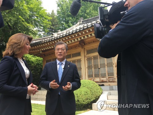 미국 CBS 방송과 인터뷰 하는 문 대통령