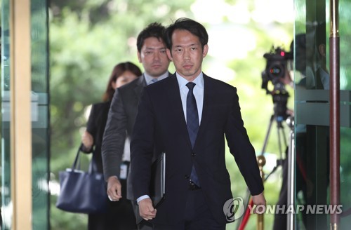 외교부 들어오는 일본대사관 정무공사