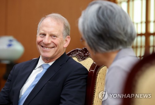 강경화 장관과 면담하는 하스 미 외교협회장