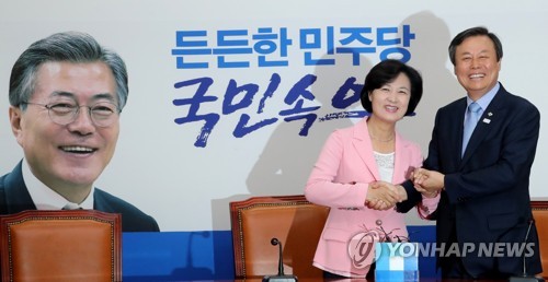 반갑게 인사하는 추미애 대표와 도종환 장관