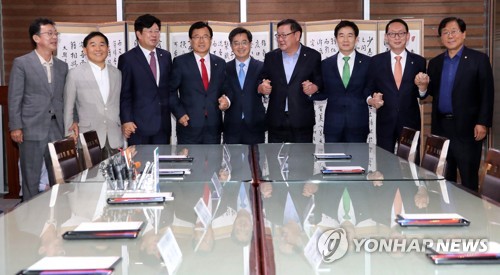 추경안 협의를 위해 잡은 손