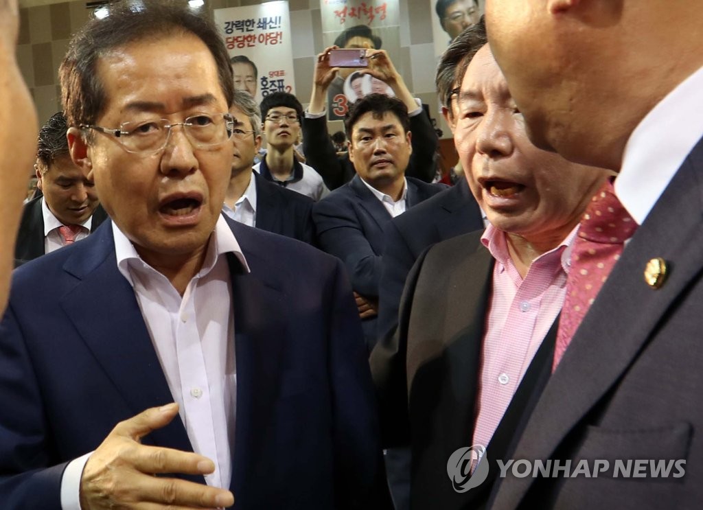 바른정당 합류 의혹 제기에 격분하는 홍준표