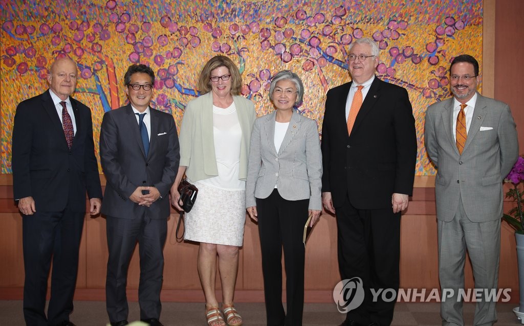 CSIS 대표단 접견하는 강경화 장관