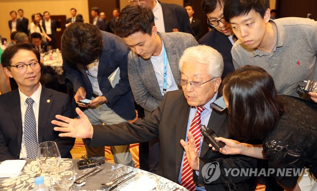 질문 받는 장웅 위원