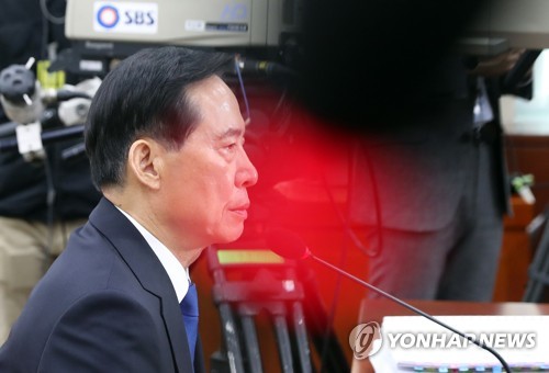 질문받는 국방부 장관 후보자