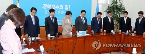 연평해전 희생자를 위한 묵념