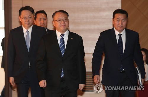 행사장 들어서는 한승희 국세청장