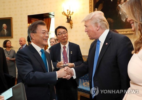 밝은 표정 악수하는 한·미 정상