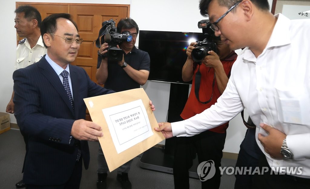 호소문 전달하는 박영조 전 JCC 회장