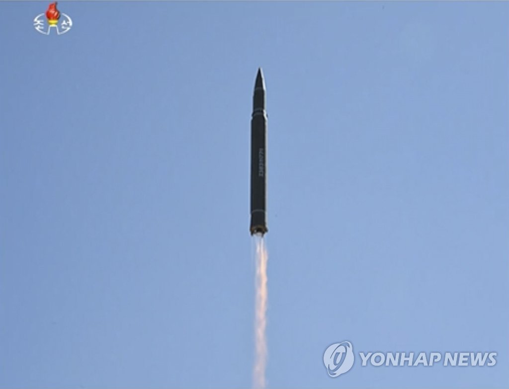 美·러 "北미사일 ICBM 아니다"…中·日 "분석 중"
