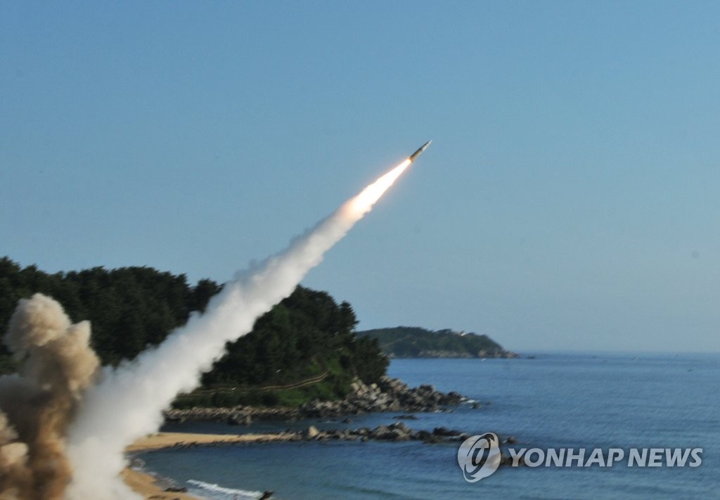 韓米両軍が東海岸で弾道ミサイル射撃訓練を実施した（韓国軍合同参謀本部提供）＝５日、ソウル（聯合ニュース）