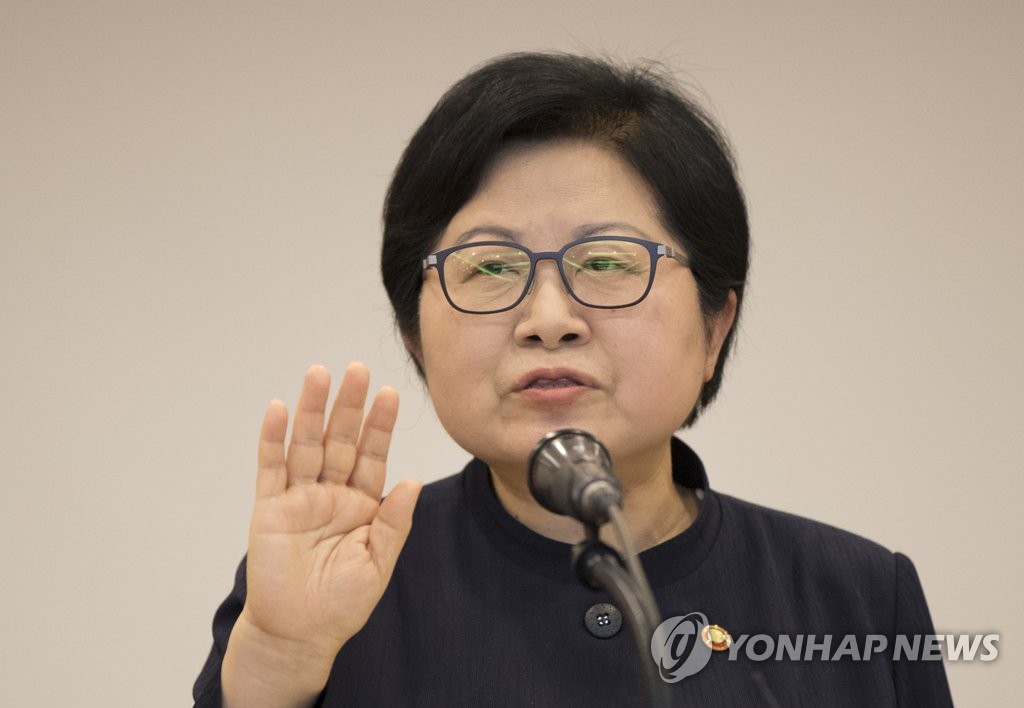 선서하는 정현백 여가부 장관