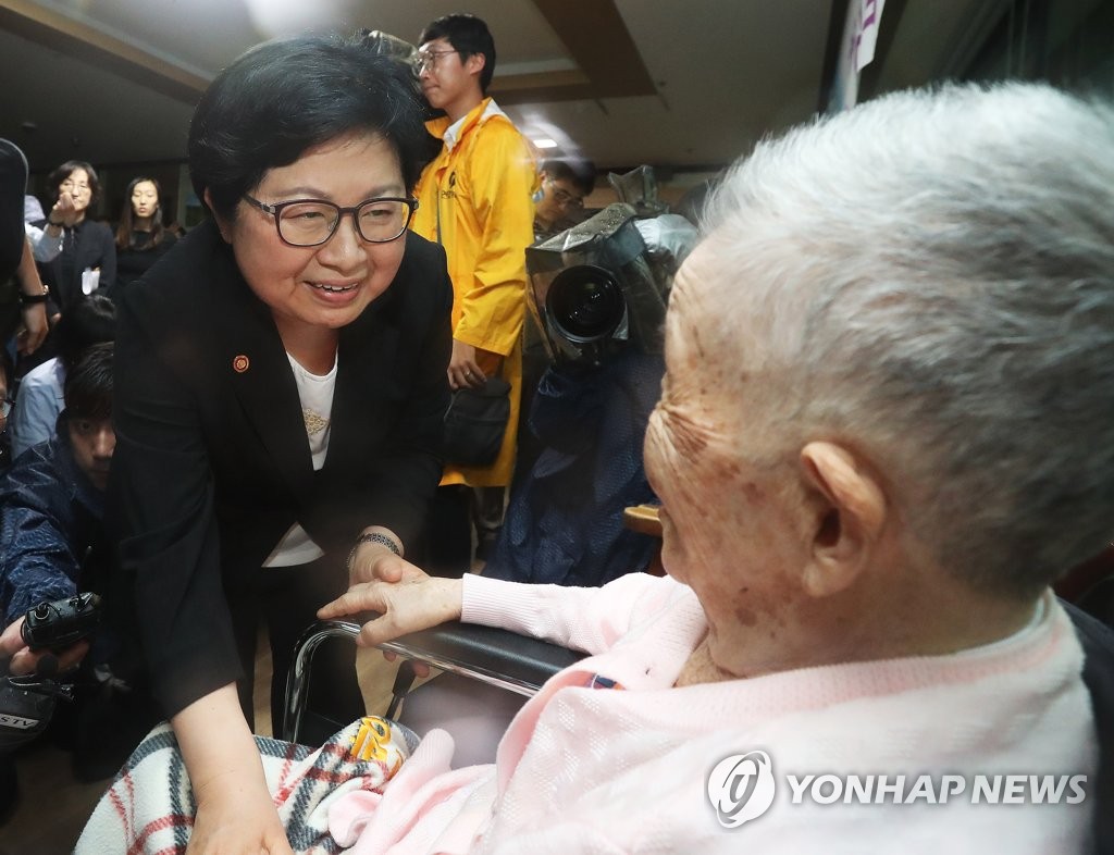 일본군 위안부 피해 할머니 만난 정현백 장관