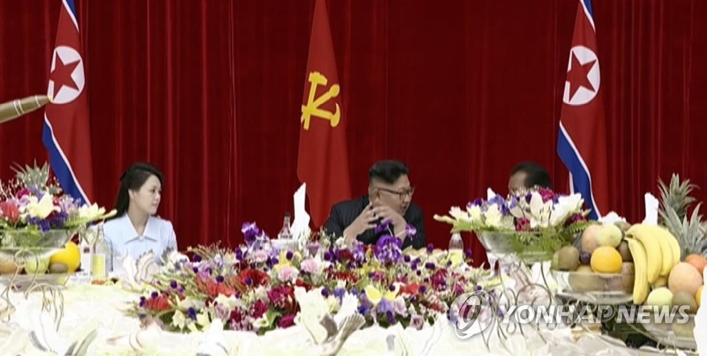 金正恩携夫人出席导弹试射庆功宴