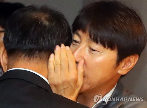귀엣말 신태용 축구대표팀 감독