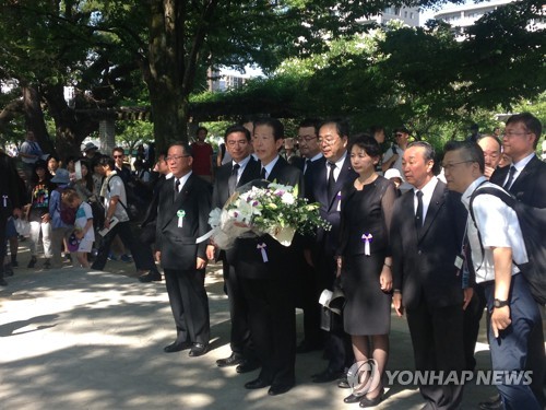 히로시마 한국인 원폭희생자 위령비 찾은 일본 공명당 대표