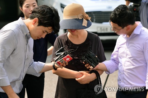 '갑질' 의혹 박찬주 대장 부인, 군검찰에 출석