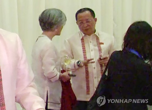 리용호 북 외무상과 대화하는 강경화 장관