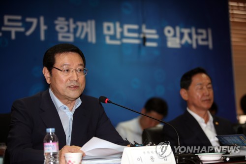 제2차 일자리위원회서 발언하는 이용섭 부위원장