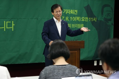 광주서 기자회견하는 천정배