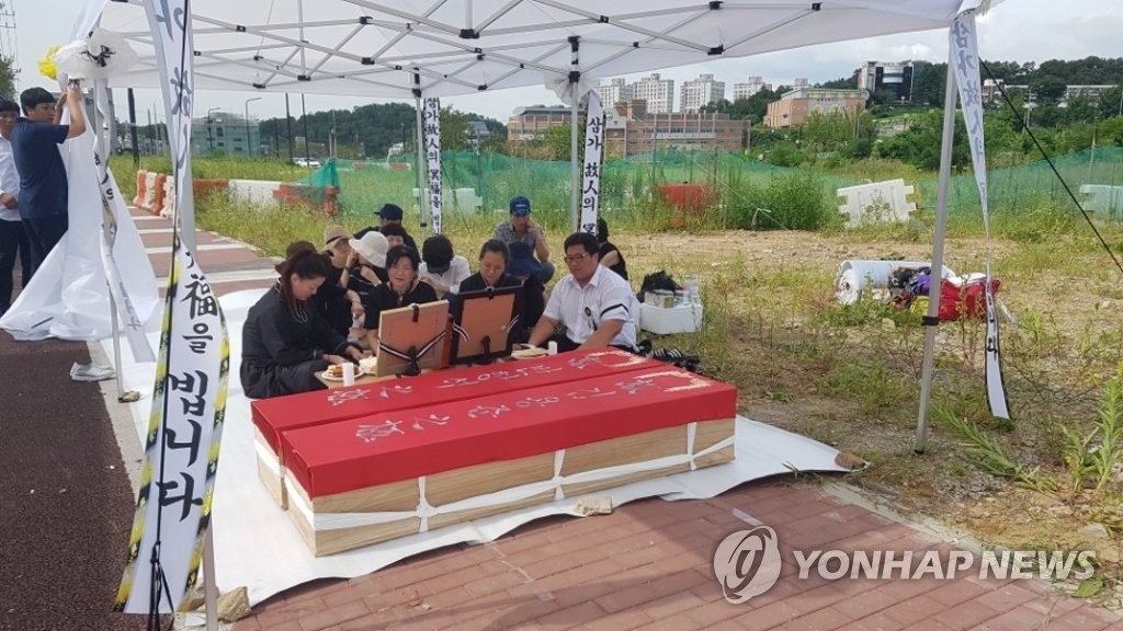 화성 맨홀사고 유족, 건설사 사과 촉구