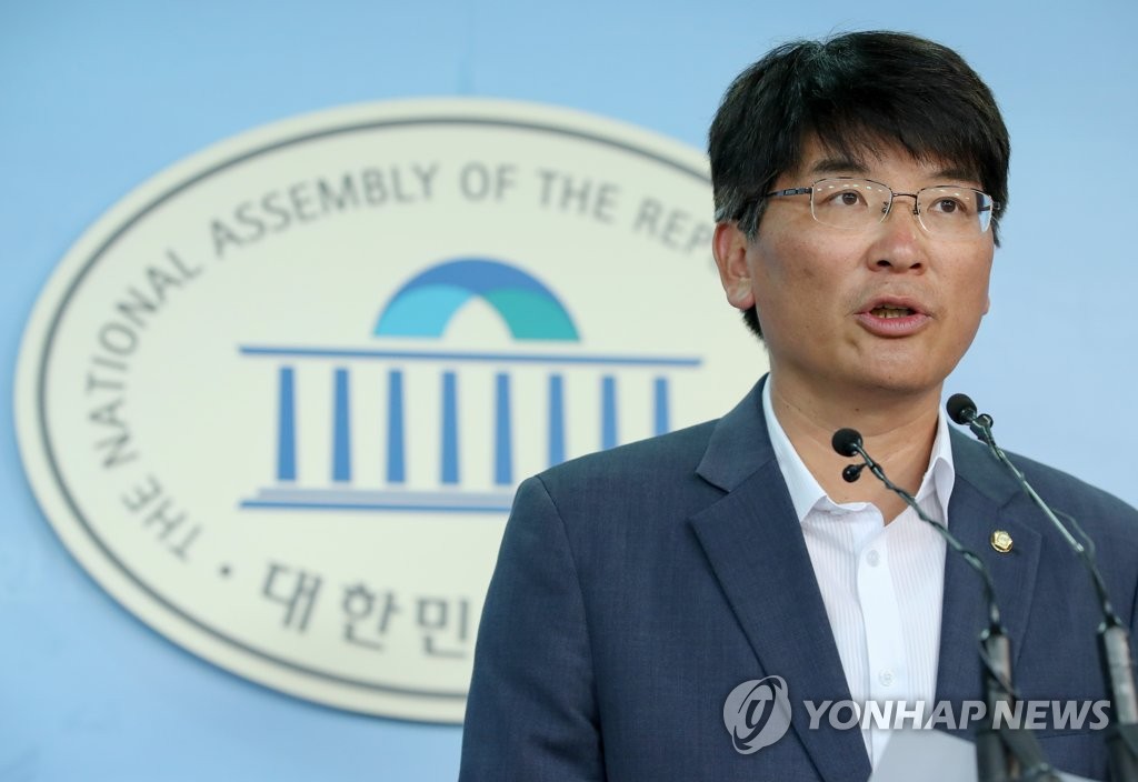 현안 브리핑하는 박완주 수석대변인(자료사진)