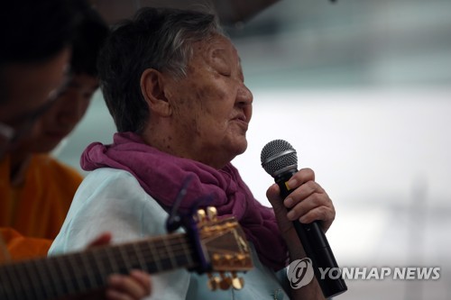 노래하는 길원옥 할머니