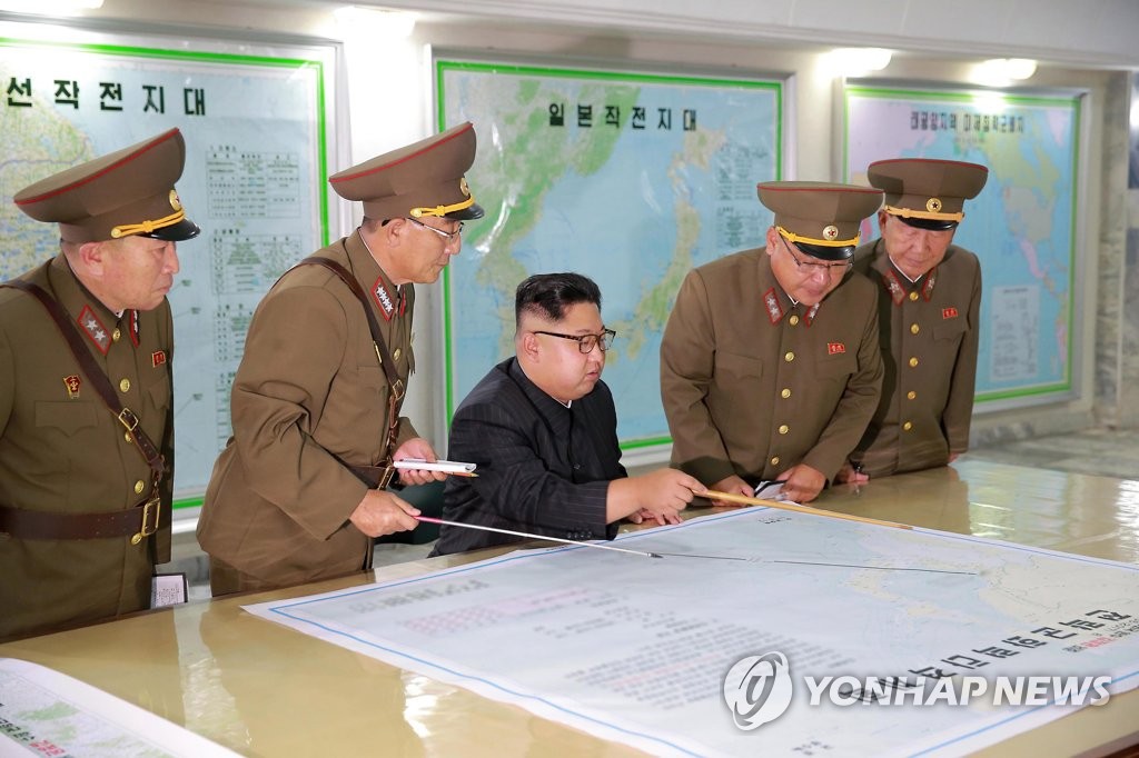 전략군사령부 방문한 북한 김정은