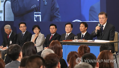 참모들 배석, 답변하는 문 대통령