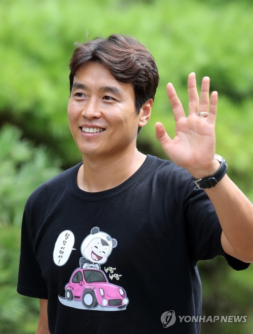 밝게 웃으며 훈련장 도착한 이동국