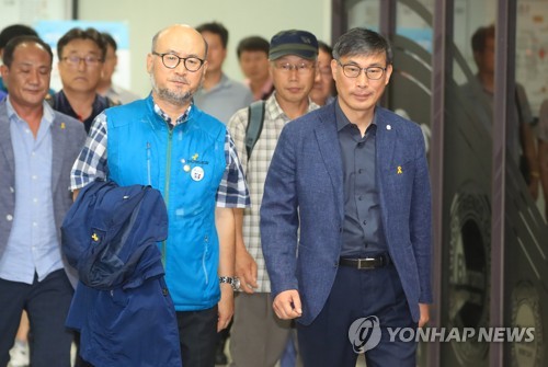 굳은표정 전교조 교사들