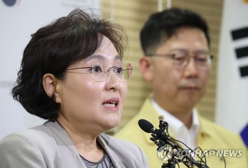 발표하는 권훈정 한국독성학회 회장