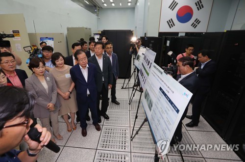 슈퍼컴퓨터 살피는 홍준표 대표