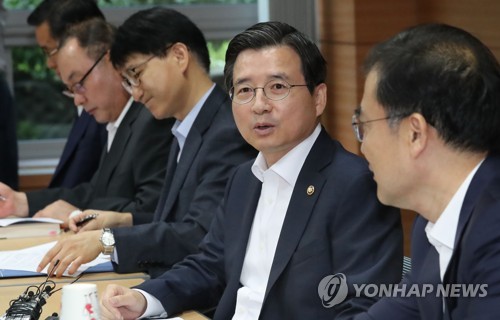 대화하는 김용범 금융위 부위원장