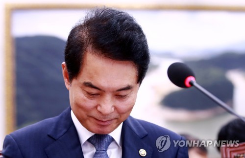고개 숙인 식약처장