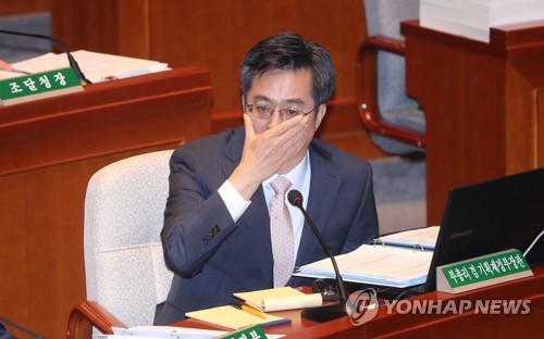 질문받는 김동연 경제부총리