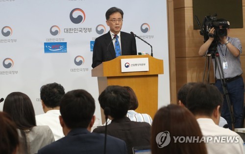 브리핑하는 김현종 통상교섭본부장