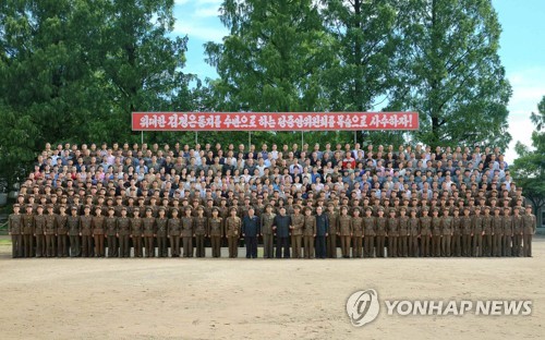 김정은, 화학재료연구소 관계자들과 기념사진