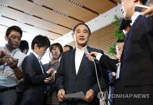 기자들의 질문에 답하는 스가 일본 관방장관