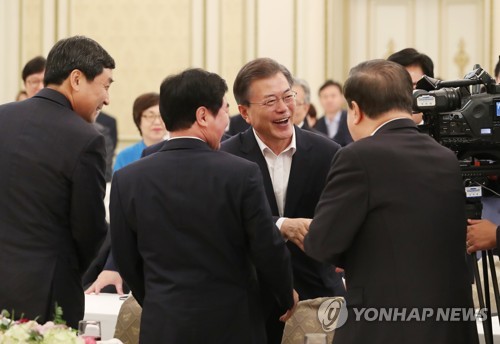 문 대통령, 민주당 의원들과 인사
