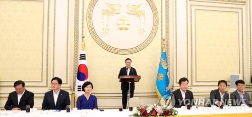 문 대통령, 민주당 의원들과 '함께'