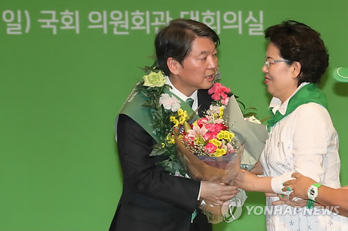 당선 꽃다발 받는 안철수