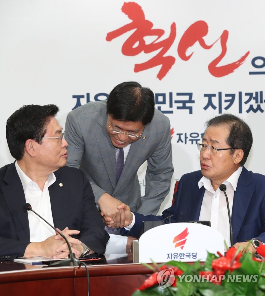 최고위원회의 참석한 홍준표 대표