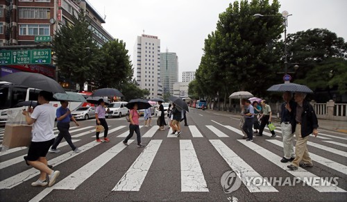 비 오는 날 행인들